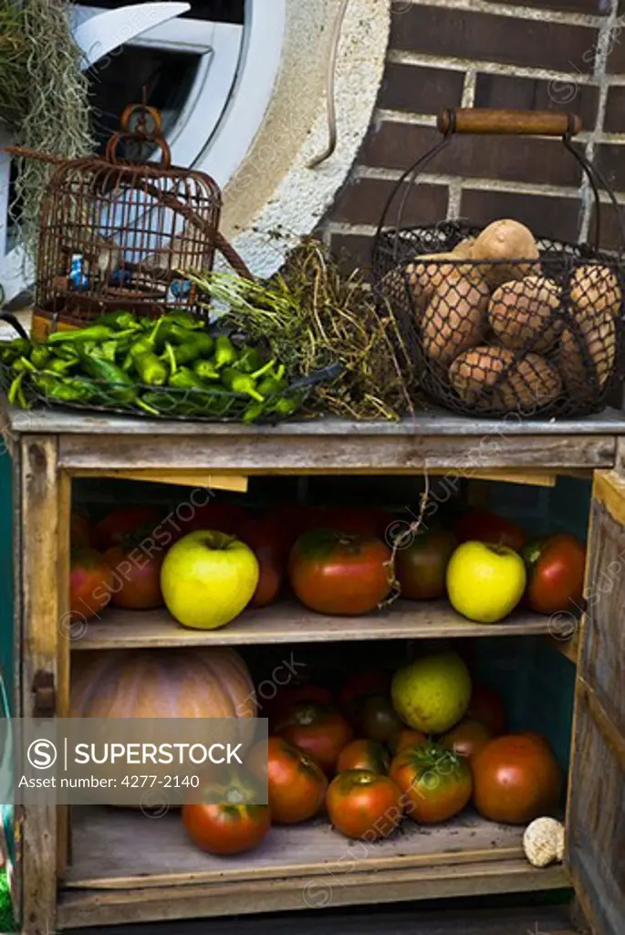 Storage cabinet for fresh fruits and vegetables