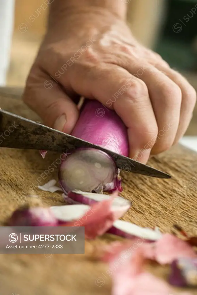 Slicing an onion