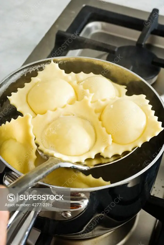 Removing ravioli from boiling water when al dente