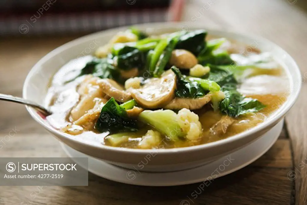 Chicken and vegetables with rice noodles