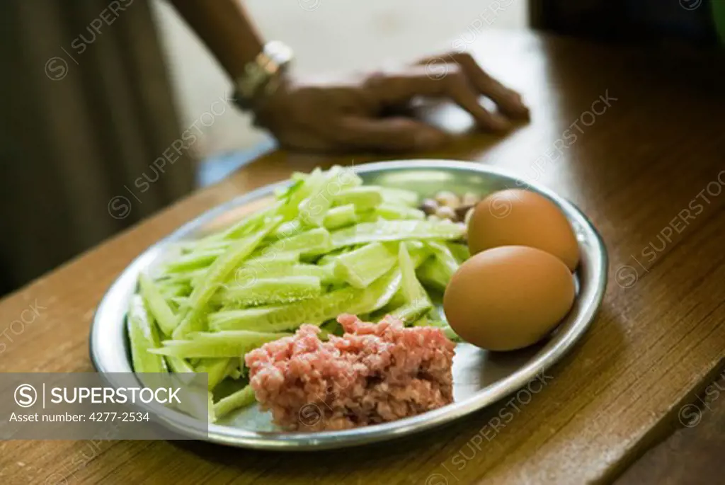 Pork with cucumber and egg, ingredients