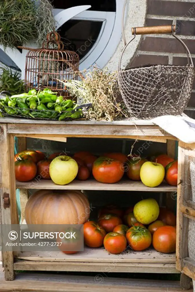 Cabinet for storing fresh fruits and vegetables