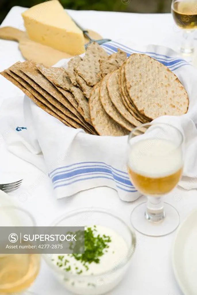 Crisp bread and cheese