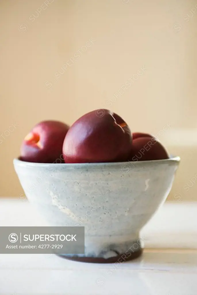Nectarines in bowl