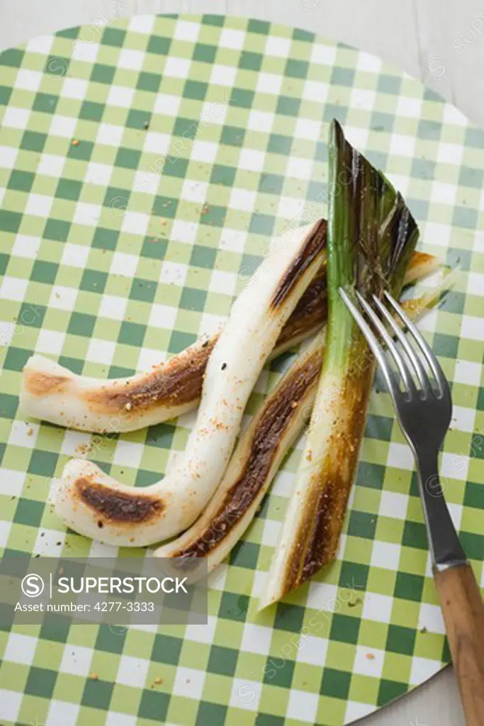 Grilled leeks with capsicum