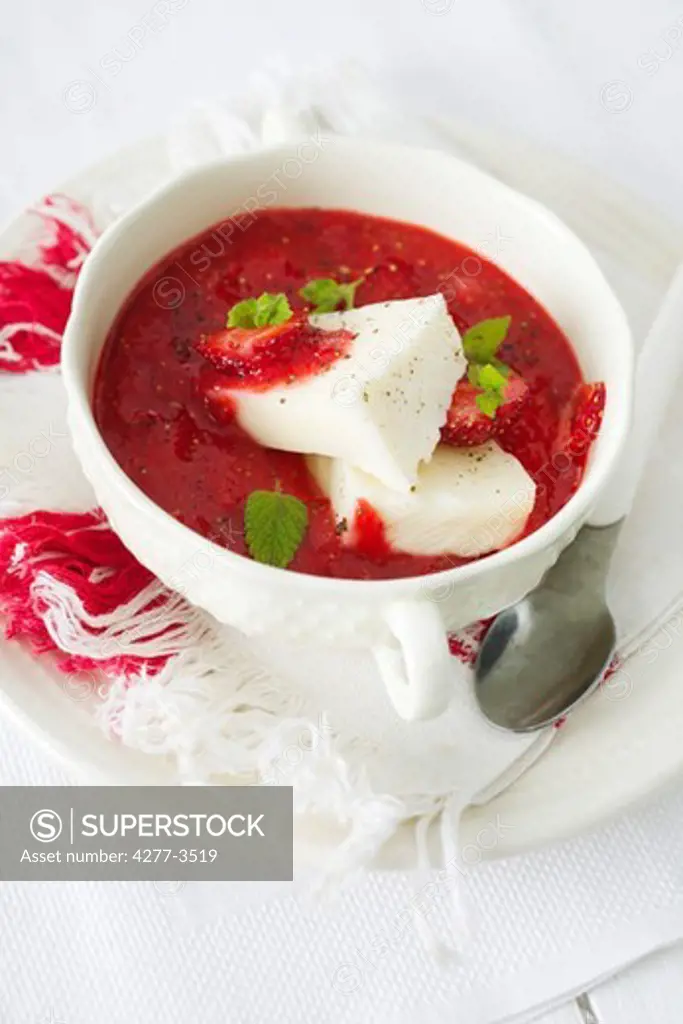 Strawberry soup and fresh cheese
