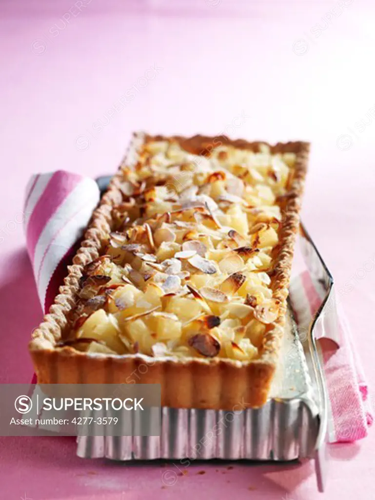 Pie with pears and almonds