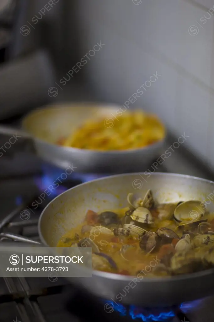 Frying pans with seafood sauce