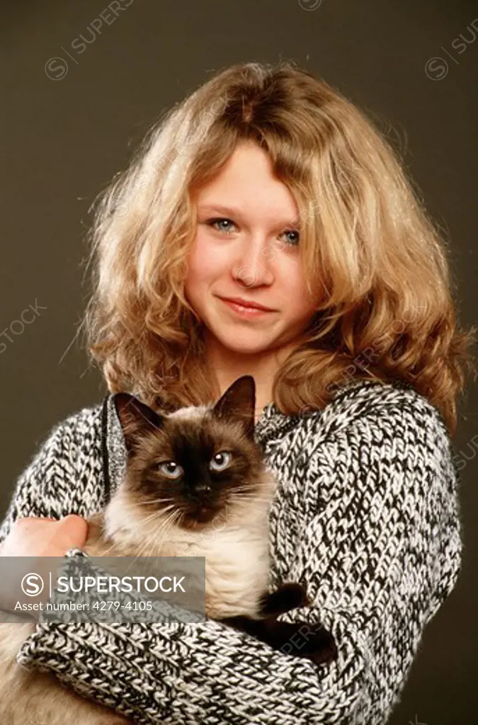 girl with cat on the arm