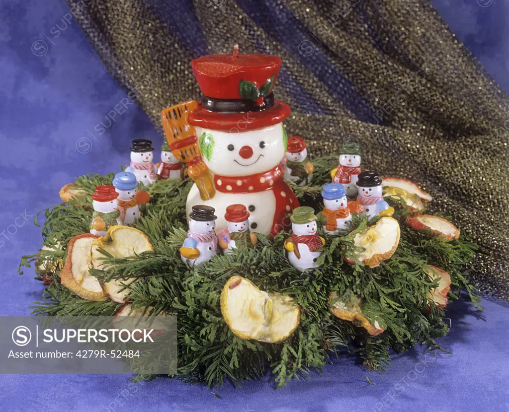 advent wreath with snowmen