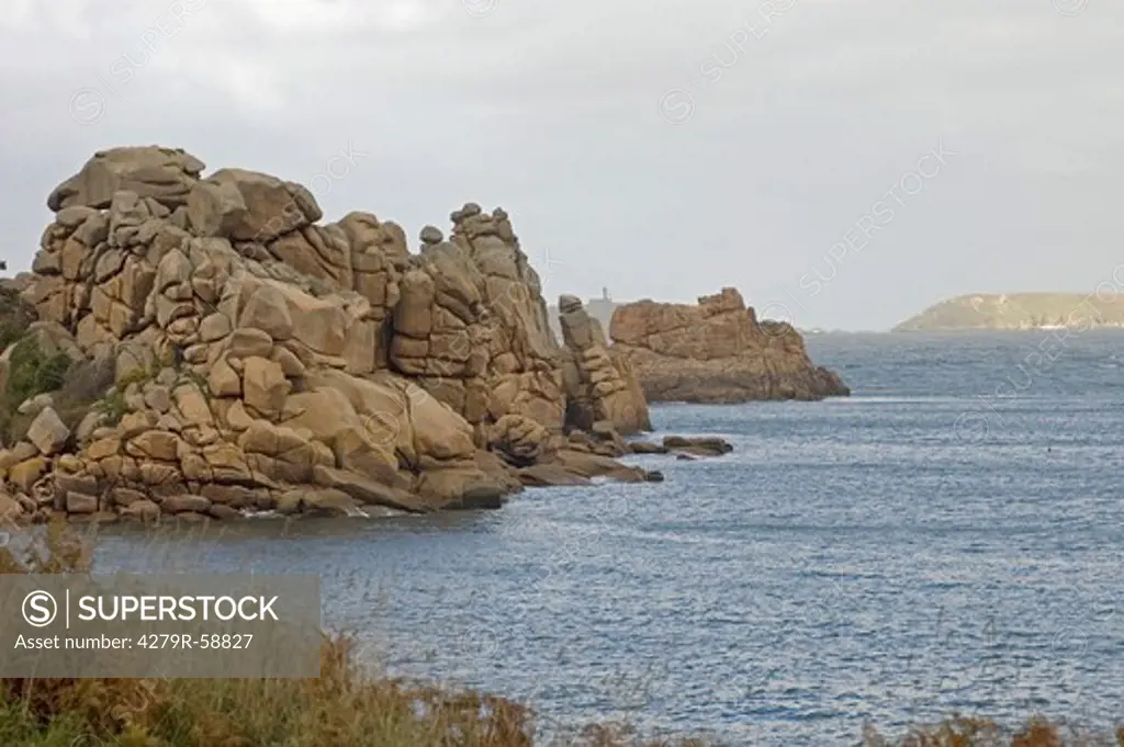 Granitfelsen an der Küste in Finistere, Frankreich , granit rocks at the coast in Finistere, France
