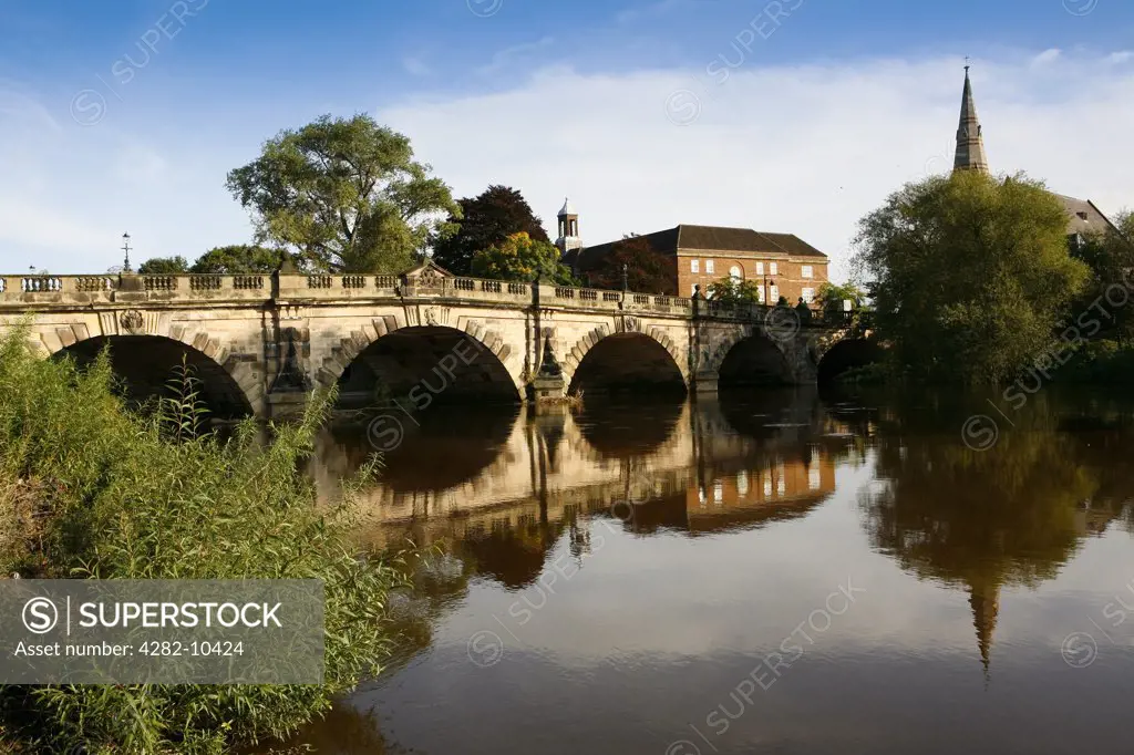 England, Shropshire, Shrewsbury. The English Bridge, built around 1770, spanning the River Severn.