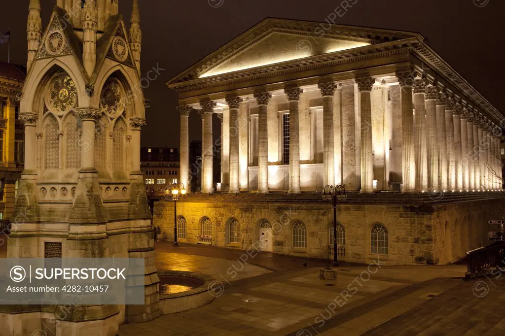 England, West Midlands, Birmingham. The Chamberlain Memorial and Town Hall in Chamberlain Square at night.