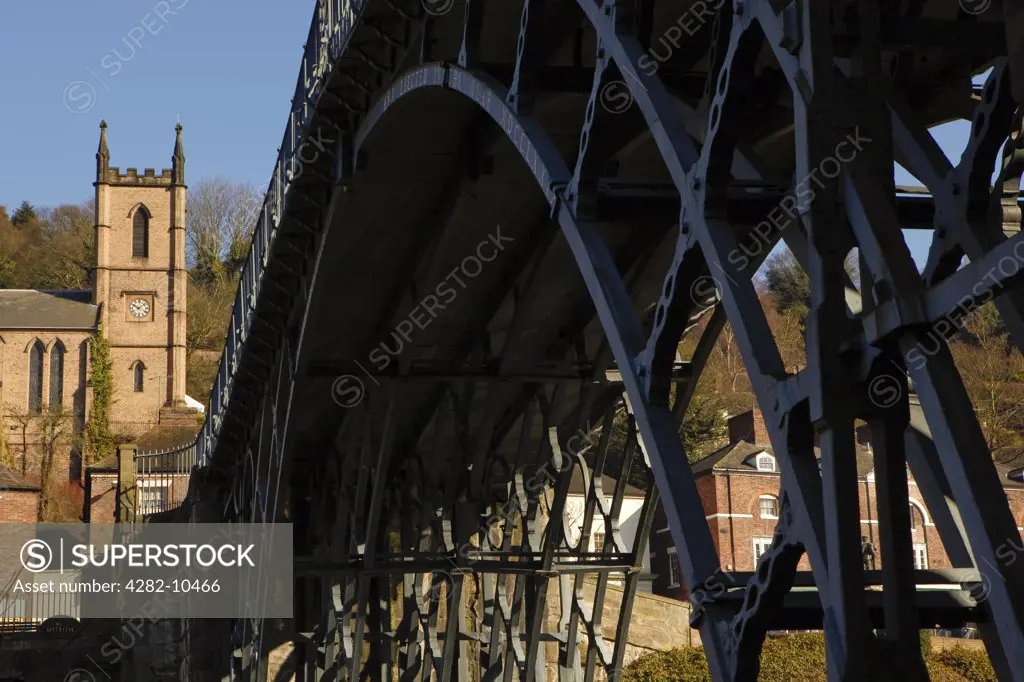 England, Shropshire, Ironbridge. The Iron Bridge in the Ironbridge Gorge, recognised as the birthplace of the Industrial Revolution.