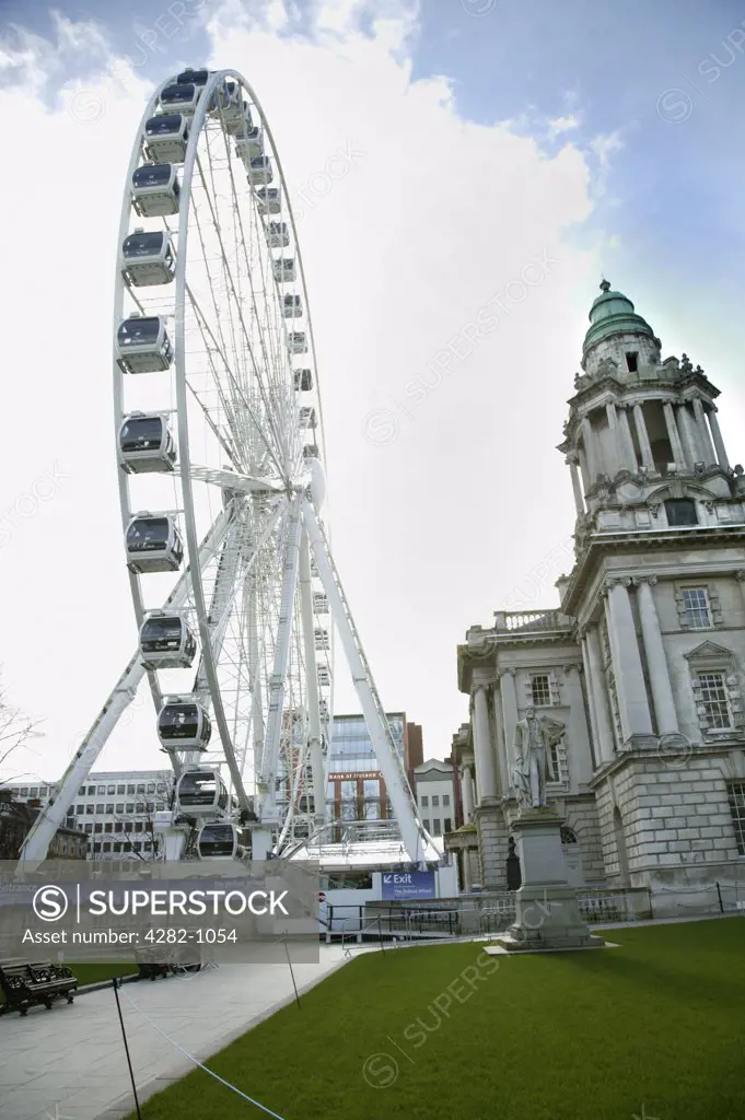 Northern Ireland, Belfast, Donegall Square. Exterior view of Belfast City Hall and the Belfast Wheel.