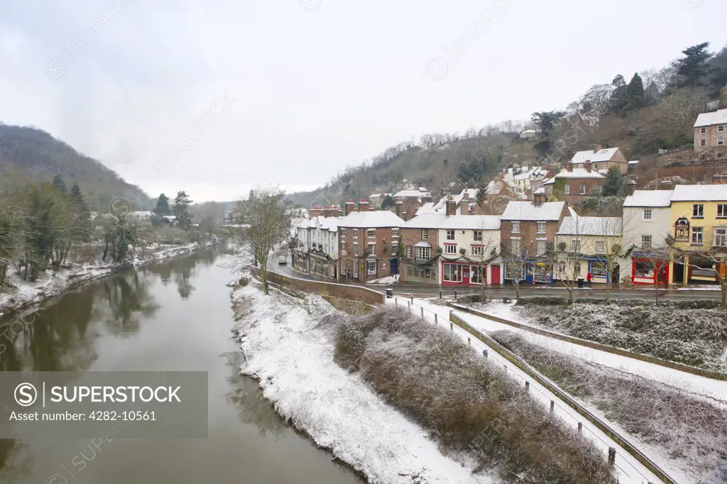 England, Shropshire, Ironbridge. Snow on the banks of the River Severn at Ironbridge, Telford.