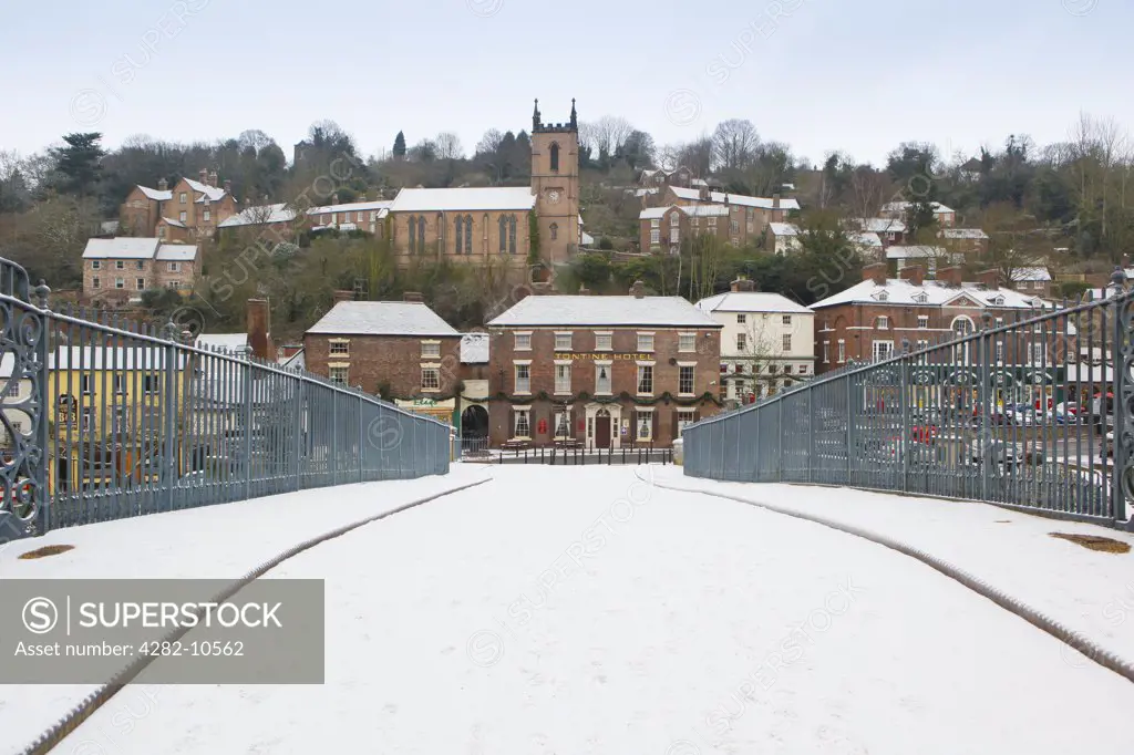 England, Shropshire, Ironbridge. Snow covering the Iron Bridge in Ironbridge, Telford, during Winter.