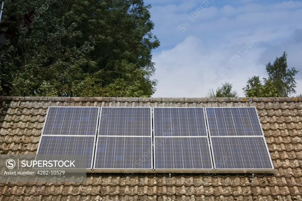 England, Warwickshire, Warwick. Solar panels fitted to the roof of a bungalow. Solar panels make use of renewable energy from the sun, and are a clean and environmentally sound means of collecting solar energy.