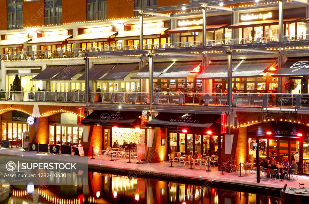 England, West Midlands, Birmingham. Restaurants and bars on the waterfront of the canalside piazza at The Mailbox, a prestigious multi-million pound retail and lifestyle development in the centre of Birmingham.