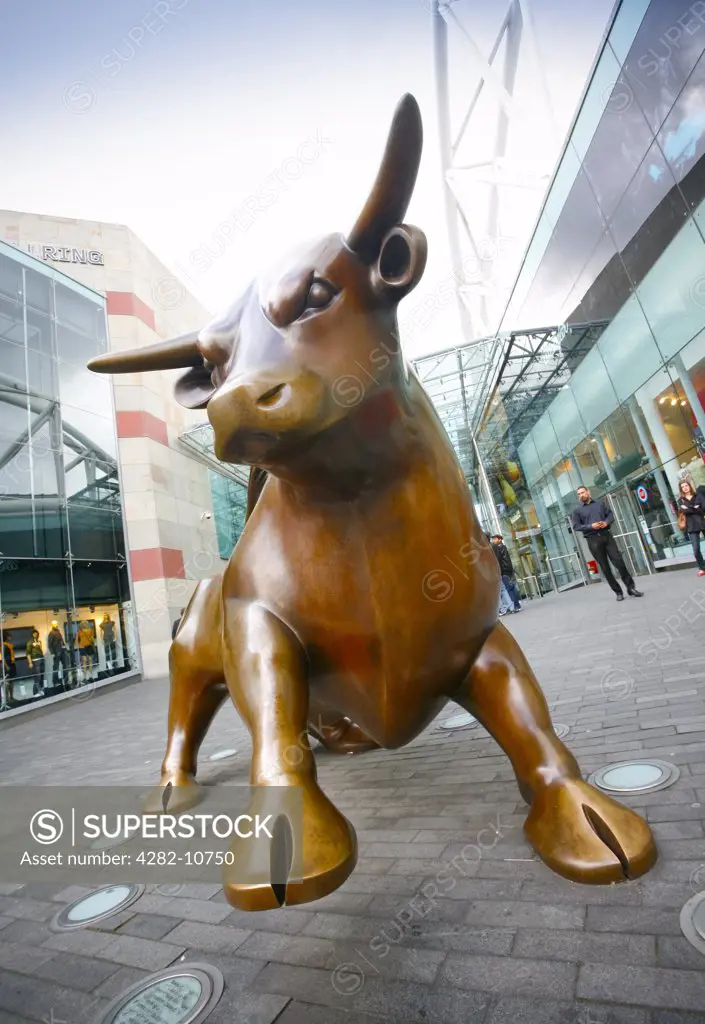 England, West Midlands, Birmingham. The centrepiece of the Bullring shopping shopping complex, a giant bronze bull weighing 6.5 tonnes designed by British sculptor Laurence Broderick.