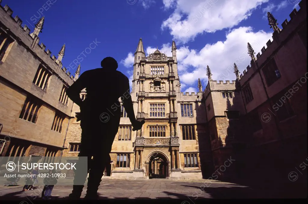 England, Oxfordshire, Oxford. A statue of the Earl of Pembroke at the Bodleian in Oxford.