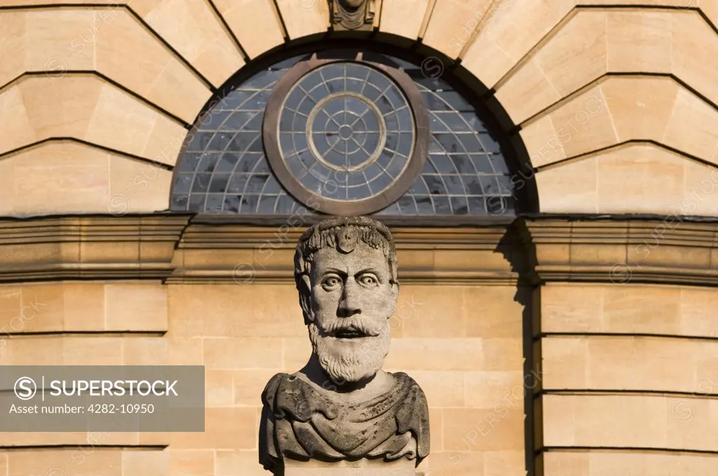 England, Oxfordshire, Oxford. Busts of classical philosophers on the Sheldonian Theatre.