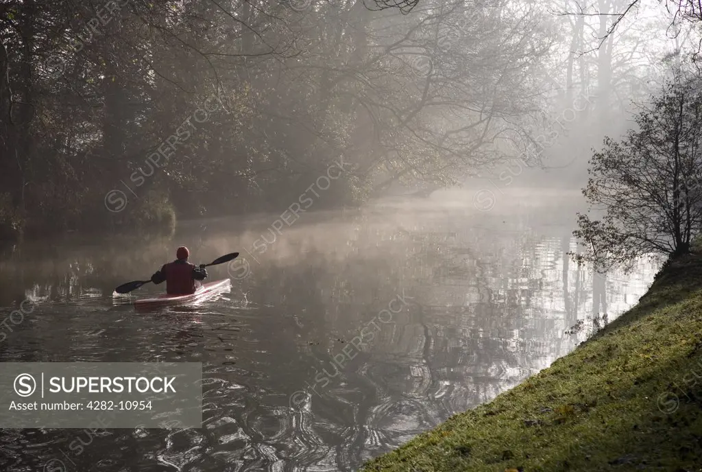 England, Oxfordshire, Oxford. Canoe on River Cherwell.