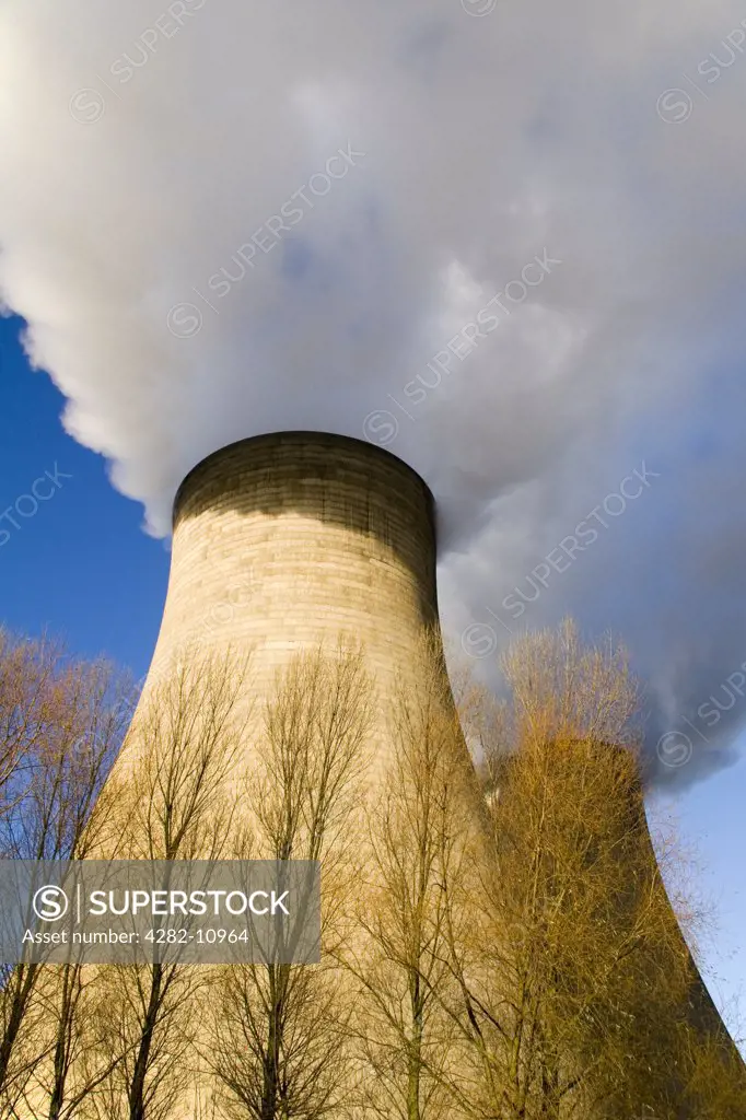 England, Oxfordshire, Didcot. Didcot Power Station cooling towers on a cold winter morning.