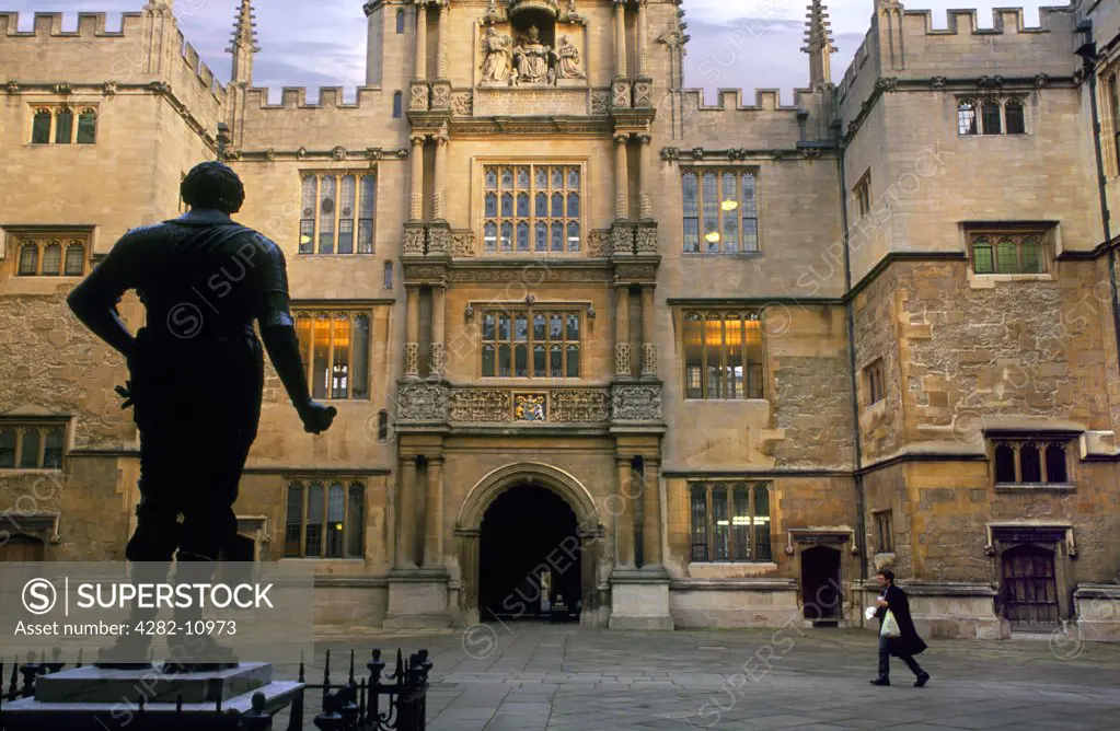 England, Oxfordshire, Oxford. Earl of Pembroke statue and Bodleian Library.
