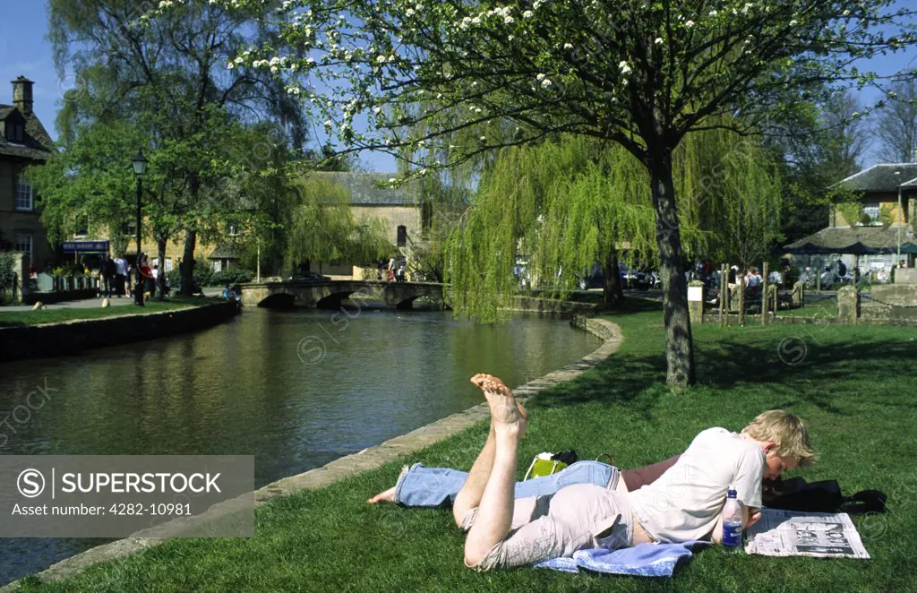 England, Gloucestershire, Bourton-on-the-Water. A lazy day by the river.