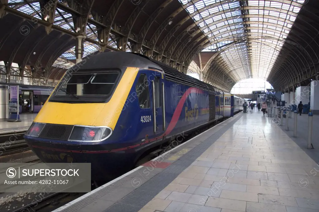 England, London, Paddington Station . A train pulls in to the platform at Paddington.