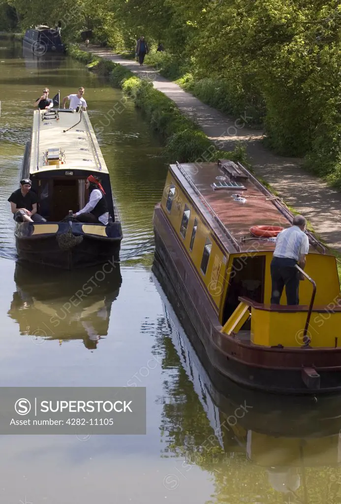 England, Oxfordshire, Oxford. Narrow boats on the Oxford Canal.