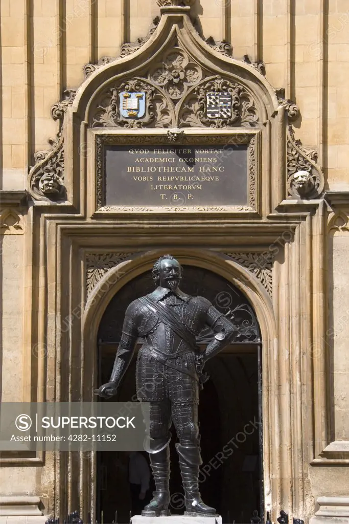 England, Oxfordshire, Oxford. Earl of Pembroke Statue outside Bodleian Library. The library is informally known to Oxford scholars as ""the Bod"" and was opened in 1602.