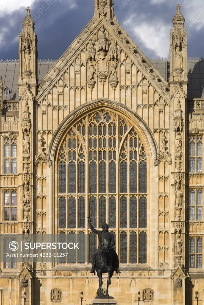 England, London, Westminster. The statue of Richard the Lionheart in front of the Palace of Westminster.