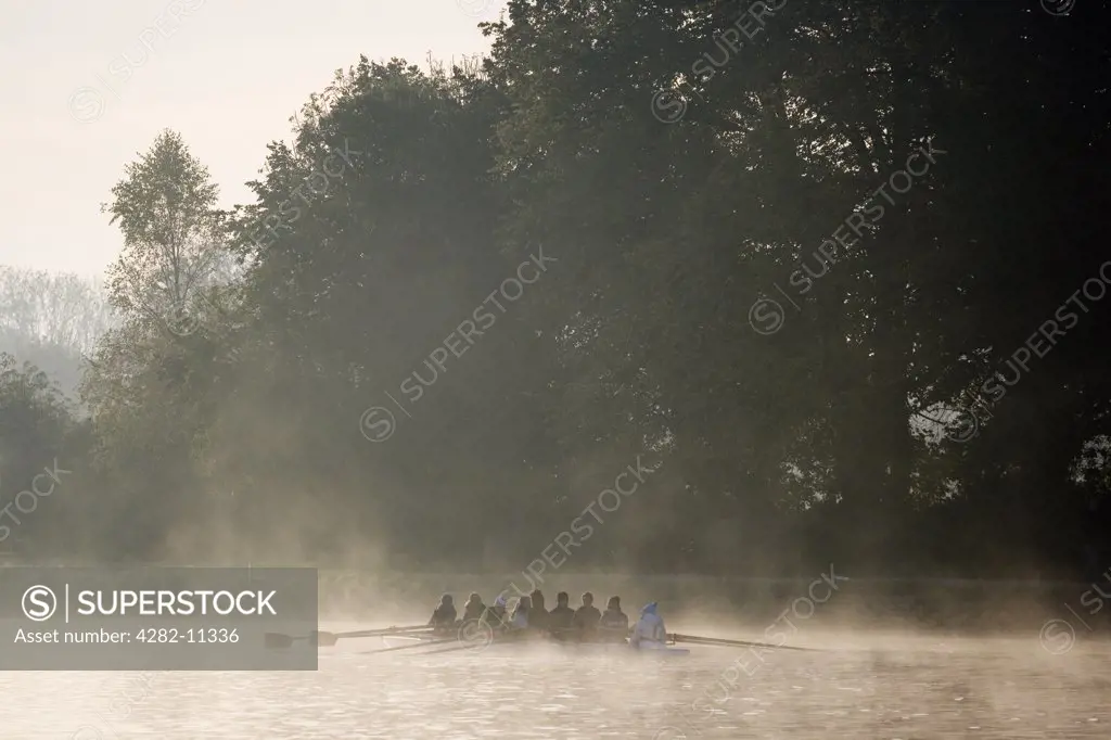 England, Oxfordshire, Oxford. Rowing practice on the River Thames at Oxford on an early winter morning.