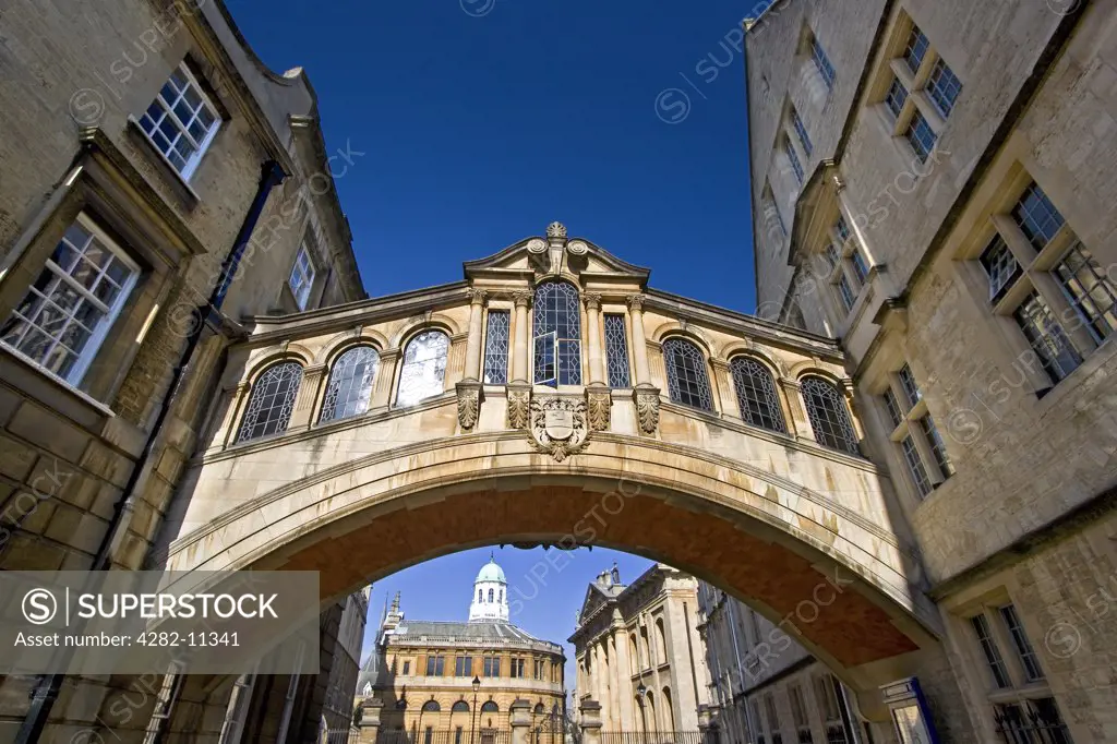 England, Oxfordshire, Oxford. A view toward the Bridge of Sighs and the Sheldonian Theatre in Oxford.