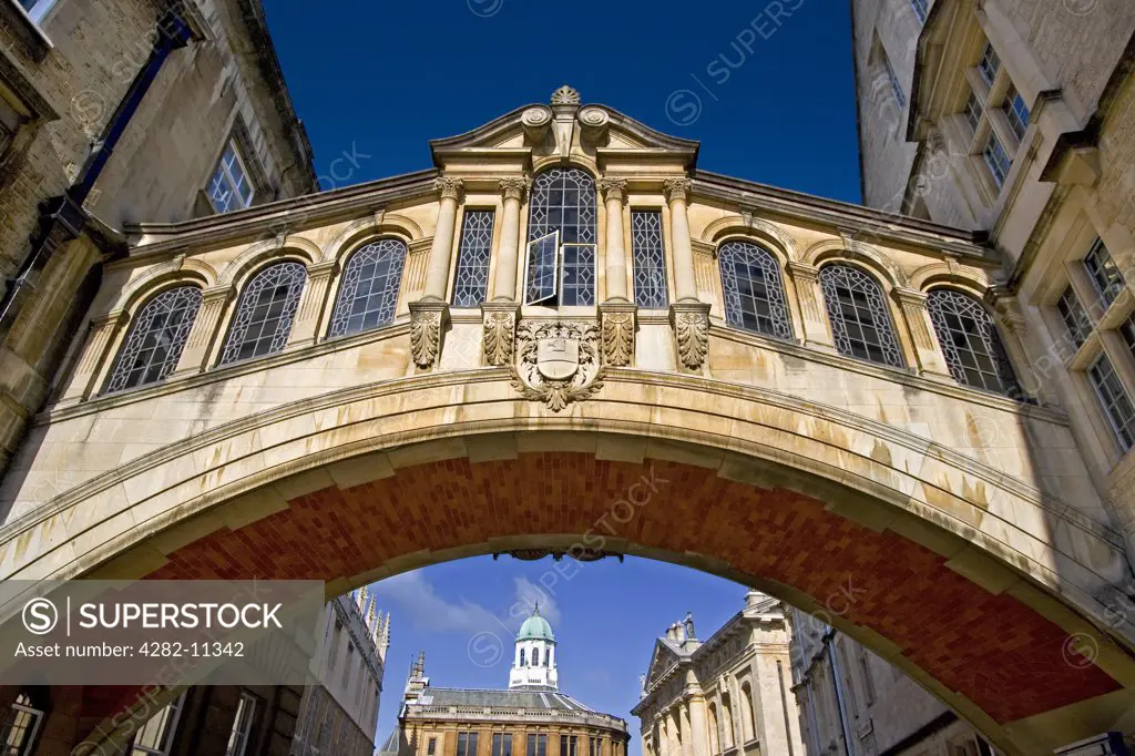 England, Oxfordshire, Oxford. A view toward the Bridge of Sighs and the Sheldonian Theatre in Oxford.