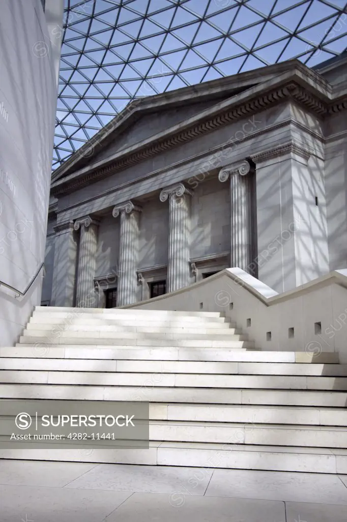 England, London, Bloomsbury. Steps leading up the entrance to the original British Museum Reading Room in the Queen Elizabeth II Great Court, the central quadrangle of the British Museum.