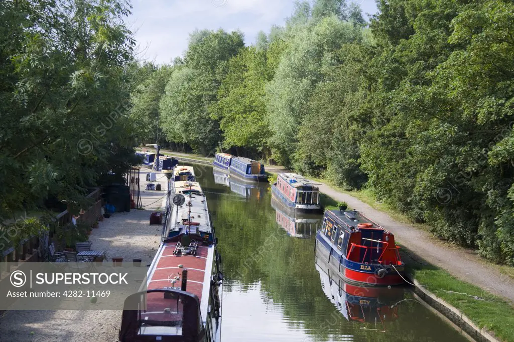 England, Oxfordshire, Oxford. Houseboats moored on the Oxford Canal at Jericho.