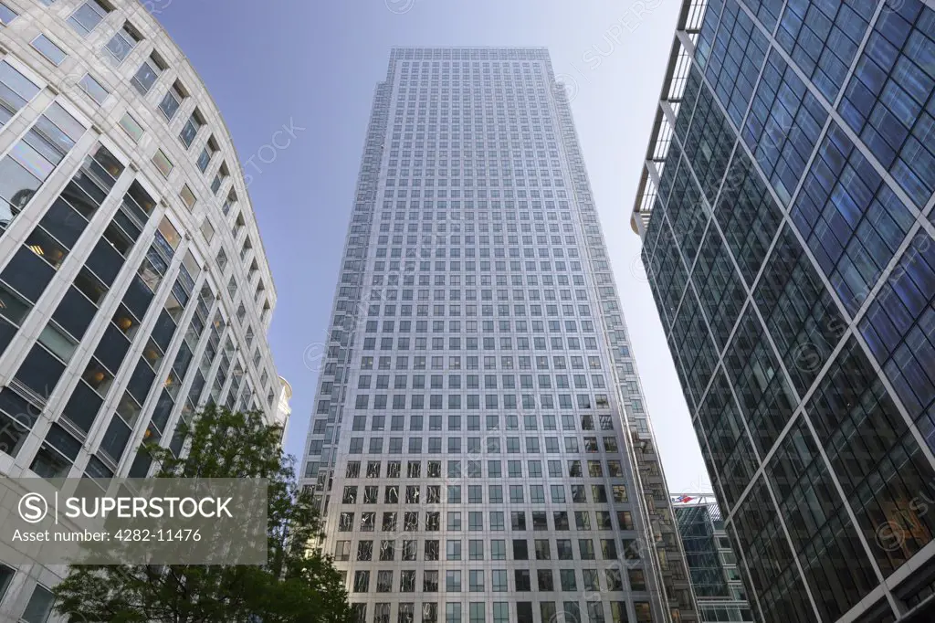 England, London, Canary Wharf. One Canada Square, known as the Canary Wharf Tower, the tallest building in the UK.