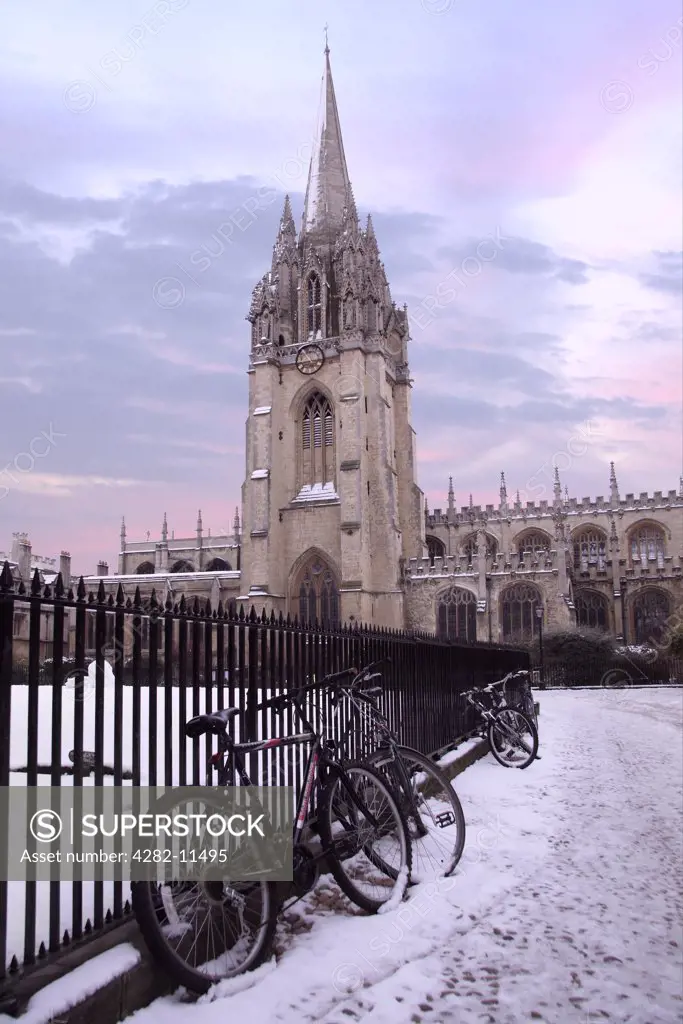 England, Oxfordshire, Oxford. Radcliffe Square and Saint Mary's Church in Oxford on a snowy winter morning.