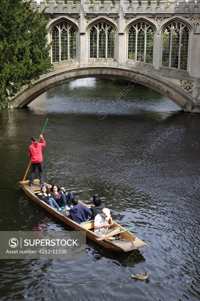 England, Cambridgeshire, Cambridge. Punting on the River Cam by the Bridge of Sighs.