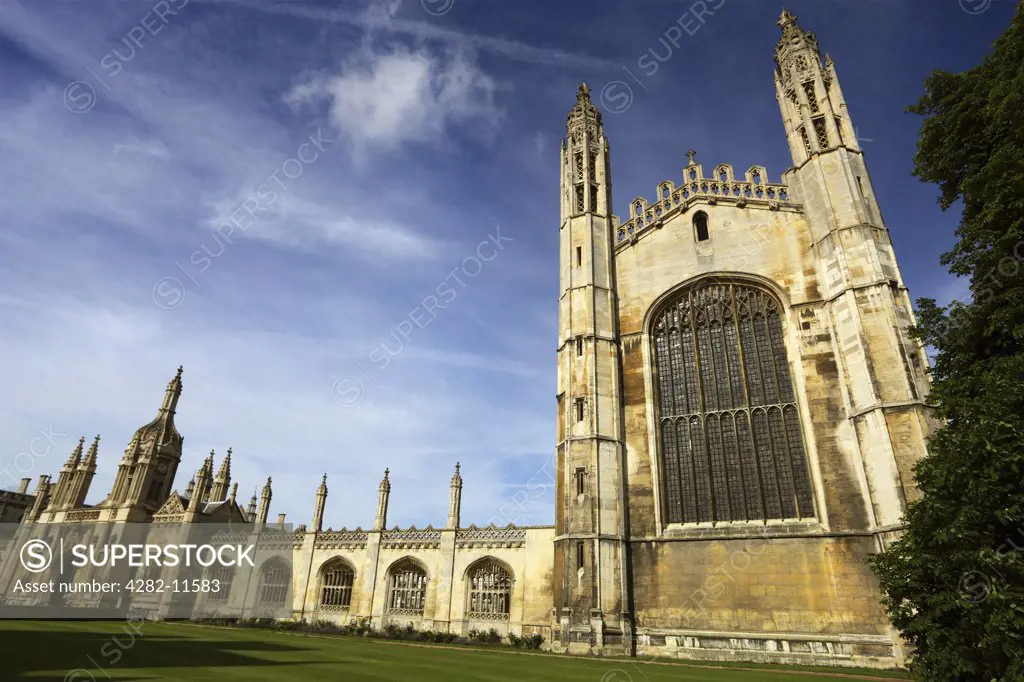England, Cambridgeshire, Cambridge. Entrance and Chapel of King's College, Cambridge, one of the finest examples of late Gothic (Perpendicular) English architecture.