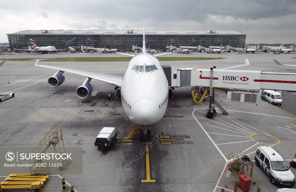 England, London, Heathrow. A jumbo jet being prepared for takeoff at Heathrow Terminal 5.