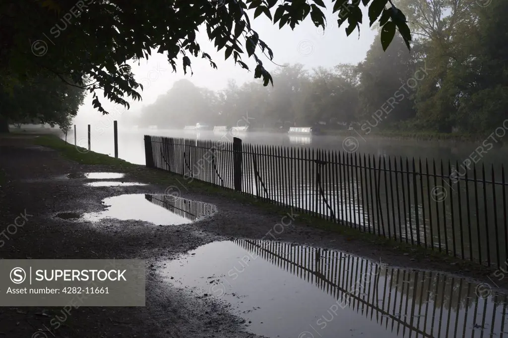 England, Oxfordshire, Oxford. Damp, misty morning by the River Thames at Oxford.