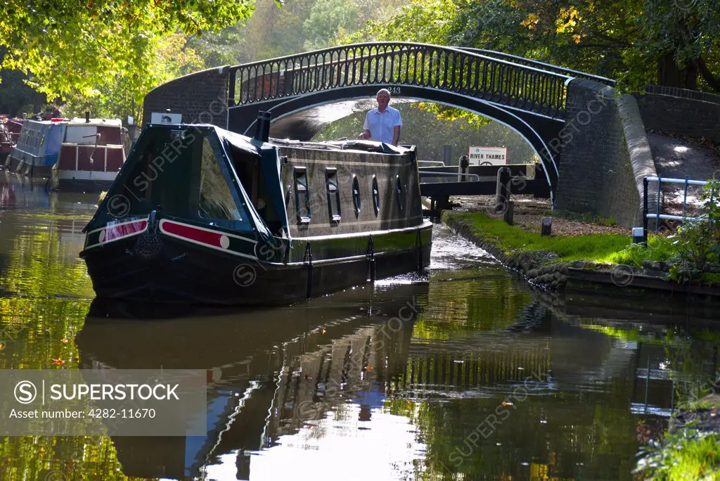 England, Oxfordshire, Oxford. Houseboats on Oxford Canal in autumn.