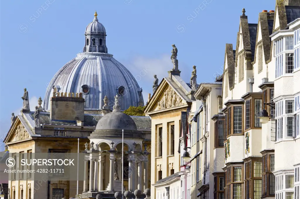 England, Oxfordshire, Oxford. View along Oxford High Street towards the dome of Radcliffe Camera, part of the Bodleian Library.