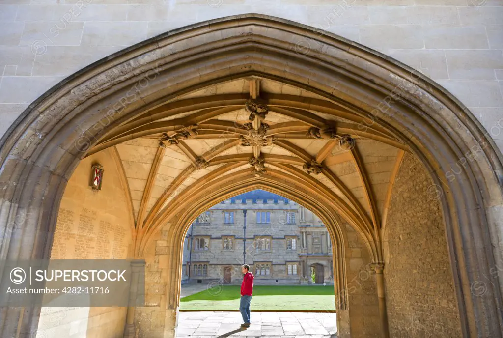 England, Oxfordshire, Oxford. The Fitzjames gateway (1497) leading from Front Quad to Fellows' Quad of Merton College, one of the constituent colleges of the University of Oxford.