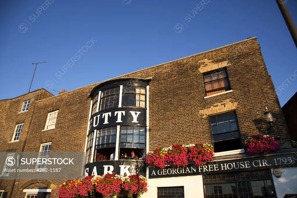 England, London, Greenwich. The Cutty Sark Tavern, a Georgian Free House built circa 1795 on the bank of the River Thames.