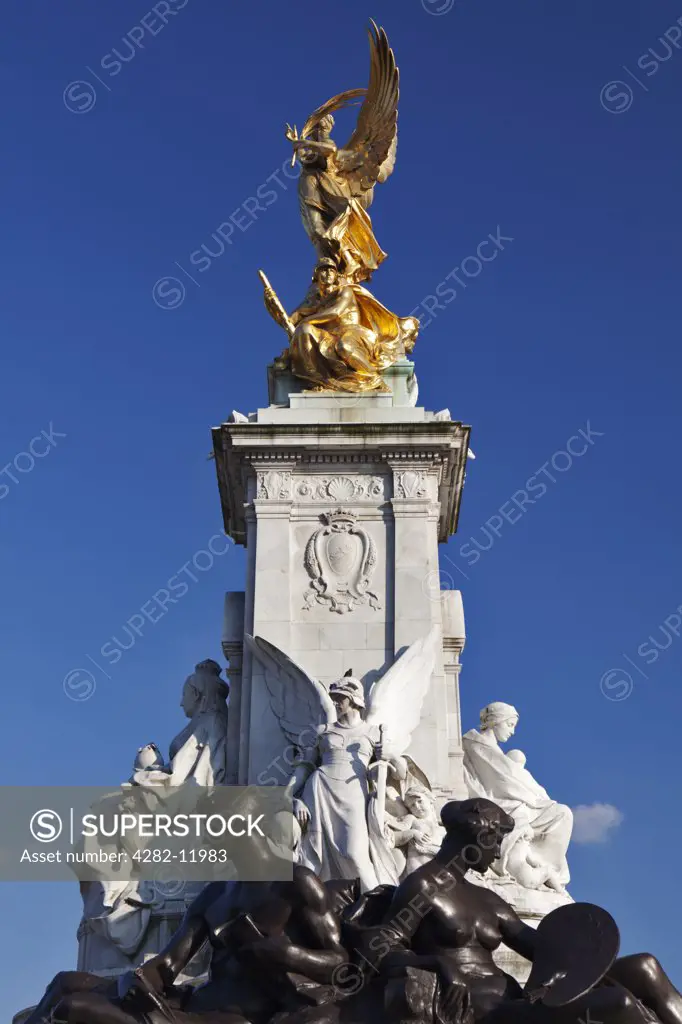 England, London, Buckingham Palace. Bronze sculpture representing Art and Science beneath the gilded figure of Victory by Sir Thomas Brock on the Queen Victoria Memorial outside Buckingham Palace.